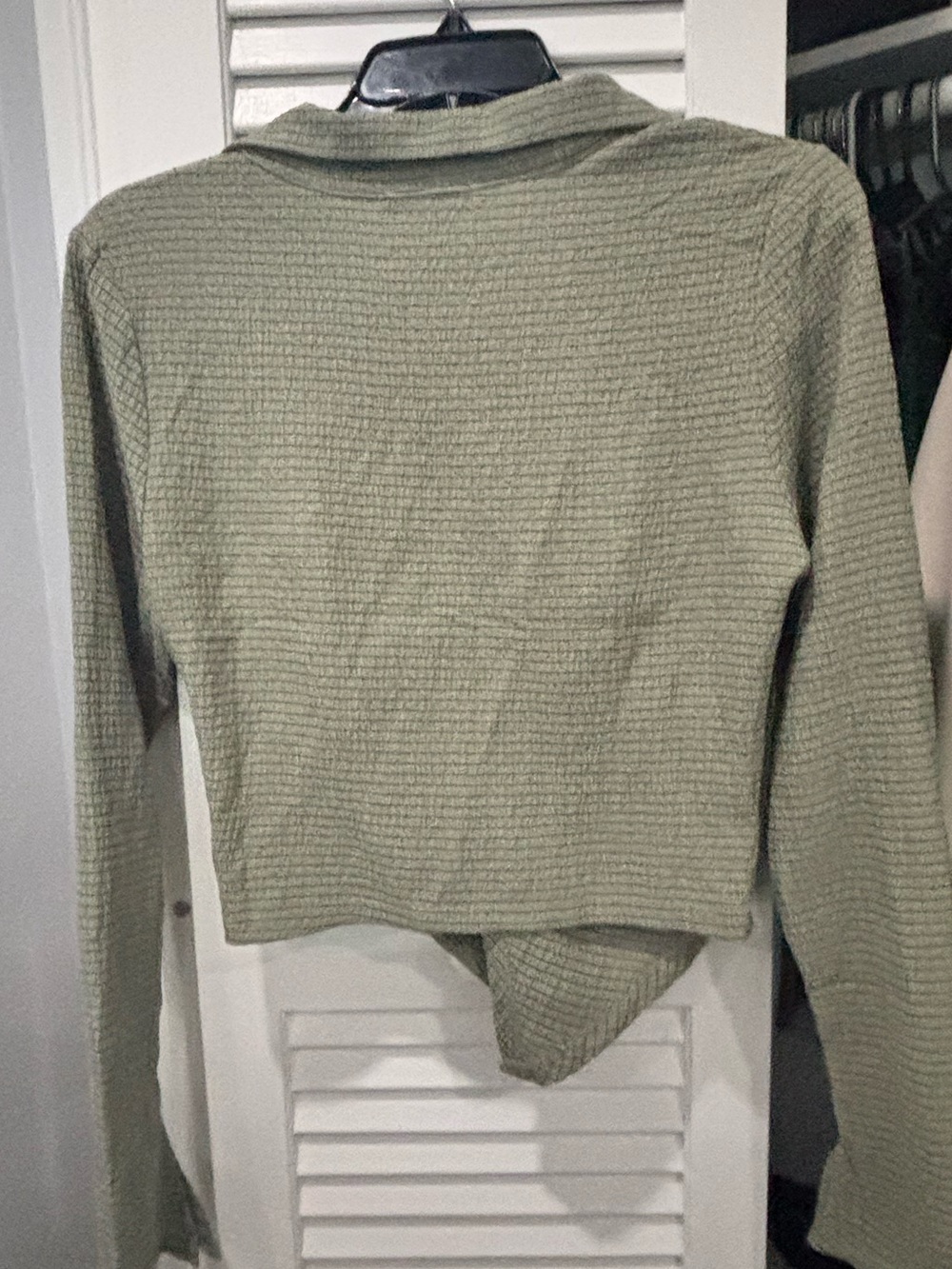 ESSENTIAL! 🔥 Olive Green Ruched Button Up Collared Top - Picture 4 of 5